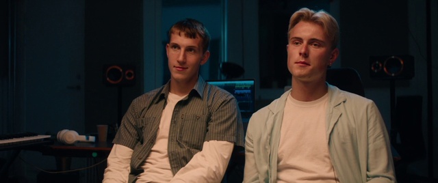 Video Reference: Chin, Sleeve, Interaction, Adaptation, T-shirt, Fun, Event, Chair, Recreation, Conversation