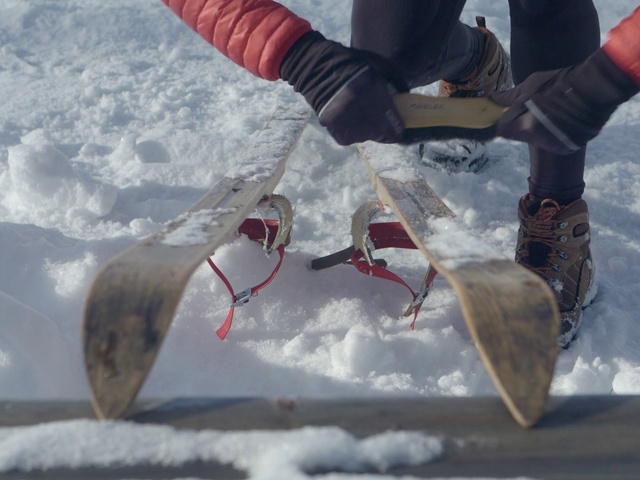 Video Reference: Shoe, Leg, Snow, Gesture, Eyewear, Freezing, Ice cap, Glove, Slope, Glacial landform