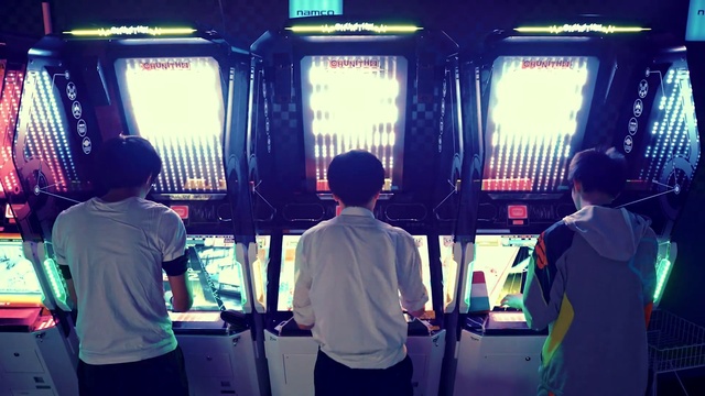 Video Reference: Standing, T-shirt, Gadget, Technology, Display device, Machine, Recreation, Customer, Electronic device, Engineering