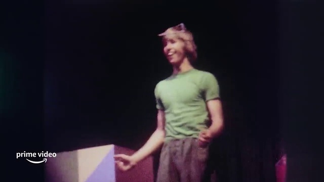 Video Reference: Smile, Purple, Entertainment, Performing arts, Fashion design, Artist, Magenta, Event, T-shirt, Choreography