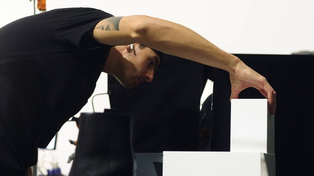 Video Reference: Joint, Arm, Shoulder, Neck, Sleeve, Knee, Waist, Thigh, Gesture, Chest