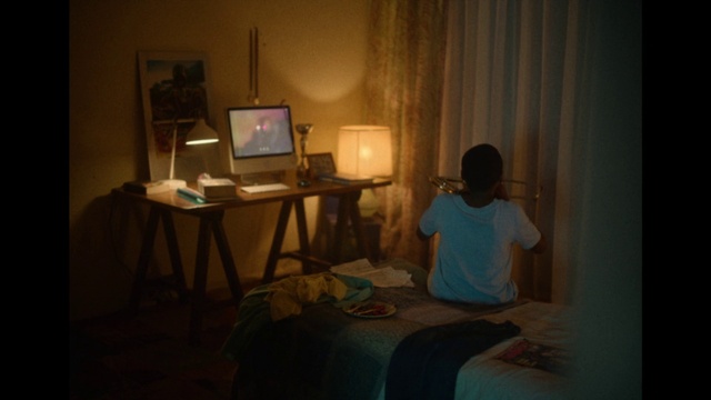 Video Reference: Computer, Furniture, Personal computer, Table, Desk, Computer monitor, Lighting, Comfort, Lamp, Floor