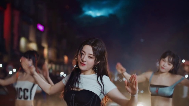 Video Reference: Hand, Flash photography, Lighting, Purple, Entertainment, Gesture, Dress, Performing arts, Happy, Leisure