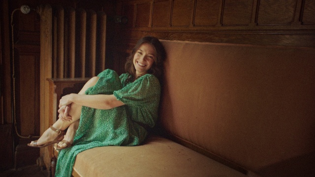 Video Reference: Smile, Comfort, Flash photography, Wood, Happy, Tints and shades, Human leg, Leisure, Knee, Thigh