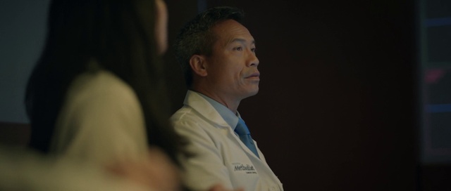 Video Reference: Forehead, Flash photography, Dress shirt, Collar, Event, Formal wear, White-collar worker, Job, Suit, Darkness