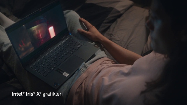 Video Reference: Computer, Hand, Personal computer, Laptop, Netbook, Input device, Flash photography, Computer keyboard, Drinkware, Space bar