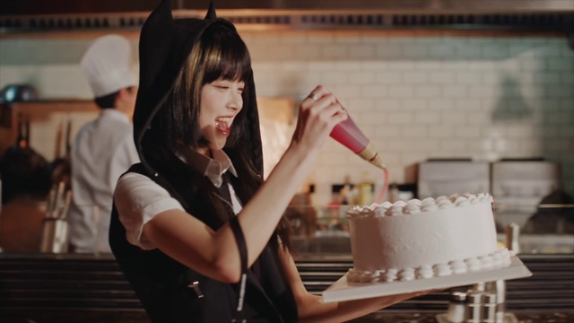 Video Reference: Hand, Hairstyle, Fashion, Flash photography, Happy, Cake, Cake decorating, Black hair, Hat, Bangs