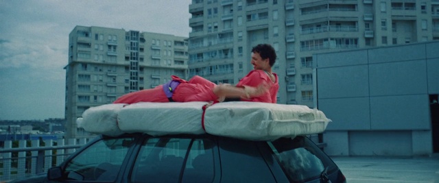 Video Reference: Building, Sky, Comfort, Human body, Travel, Leisure, Morning, Window, Fun, Recreation