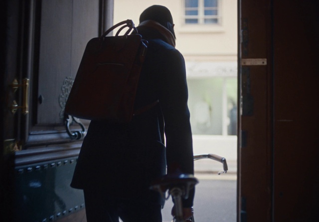 Video Reference: Sleeve, Standing, Waist, Bag, Luggage and bags, Personal protective equipment, Audio equipment, Fashion design, Fashion accessory, Darkness