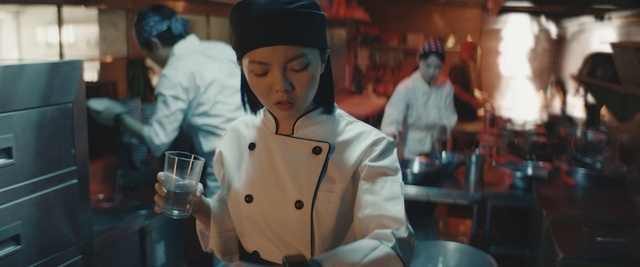 Video Reference: Chefs uniform, Sleeve, Chief cook, Chef, Waiting staff, Cooking, Tableware, Service, Hat, Uniform