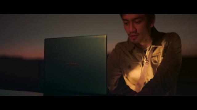 Video Reference: Computer, Personal computer, Laptop, Flash photography, Netbook, Gadget, Display device, Event, Darkness, Space