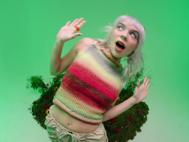 Video Reference: Green, Gesture, Happy, Waist, Belly dance, Thigh, Performing arts, Entertainment, Dance, Fun