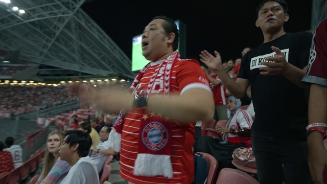 Video Reference: Muscle, Gesture, T-shirt, Fan, Shorts, Competition event, Event, Crowd, Entertainment, Fun