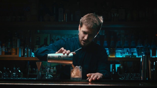 Video Reference: Flash photography, Entertainment, Audio equipment, Musician, Music artist, Music, Barware, Electronic instrument, Engineering, Event