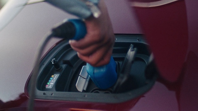 Video Reference: Tire, Hood, Automotive lighting, Automotive tire, Automotive design, Wheel, Vehicle, Bumper, Automotive care, Motor vehicle