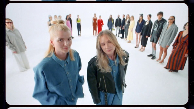 Video Reference: Sleeve, Gesture, Adaptation, Automotive design, Leisure, Snow, Freezing, Recreation, Fashion design, Fun