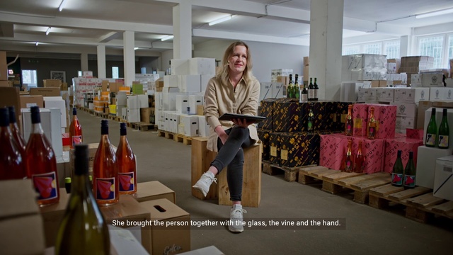 Video Reference: Interior design, Building, Flooring, Smile, Customer, Shelving, Fashion design, Retail, Publication, Event