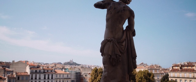 Video Reference: Sky, Building, Window, Sculpture, Statue, Artifact, Art, Classical sculpture, Monument, City
