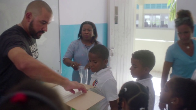 Video Reference: T-shirt, Shorts, Adaptation, Child, Event, Sharing, Engineering, Job, Fun, Conversation