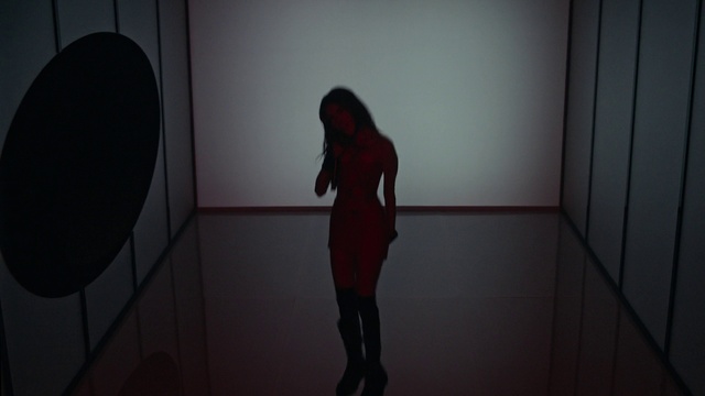 Video Reference: Shoulder, Leg, Flash photography, Grey, Magenta, Flooring, Fashion design, Knee, Event, Art