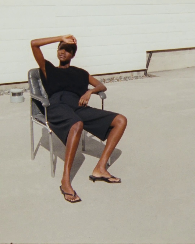 Video Reference: Leg, Shorts, Knee, Comfort, Thigh, Foot, Barefoot, Human leg, Leisure, Chair