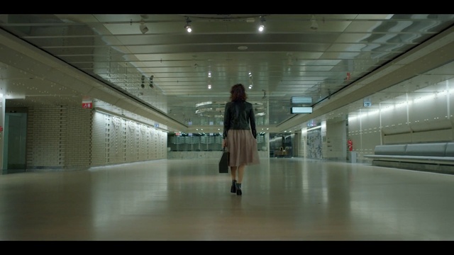 Video Reference: Standing, Fixture, Flooring, Metropolitan area, Metro station, Bag, Escalator, Luggage and bags, Travel, Human leg