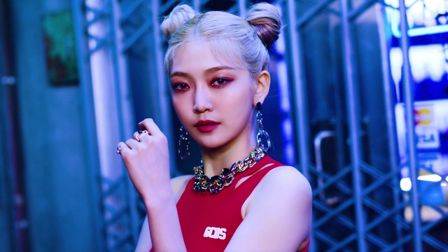 Video Reference: Skin, Lip, Eyebrow, Eyelash, Blue, Flash photography, Makeover, Earrings, Street fashion, Entertainment