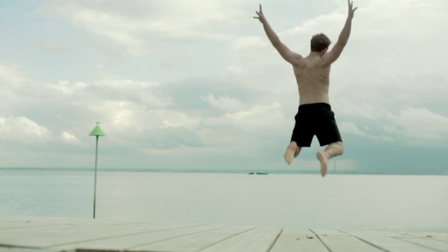 Video Reference: Sky, Cloud, Daytime, Leg, People on beach, People in nature, Nature, Water, Azure, Shorts