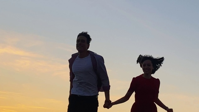 Video Reference: Sky, Cloud, People in nature, Flash photography, Happy, Gesture, Smile, Travel, People on beach, Fun