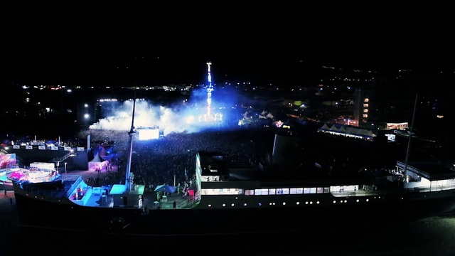 Video Reference: Building, Electricity, Performing arts, Entertainment, Midnight, City, Cityscape, Sky, Event, Darkness