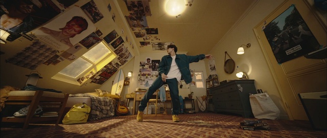 Video Reference: Jeans, Flash photography, Lighting, Interior design, Couch, Wood, Fun, Flooring, Audio equipment, Event