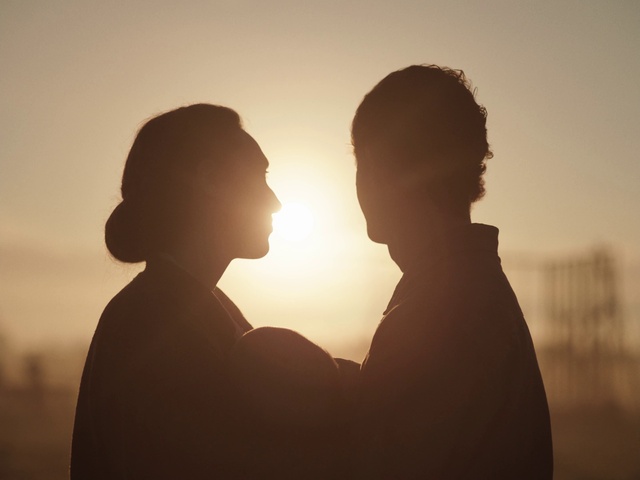 Video Reference: Sky, Cloud, People in nature, Flash photography, Happy, Mammal, Dusk, Gesture, Sunrise, Sun