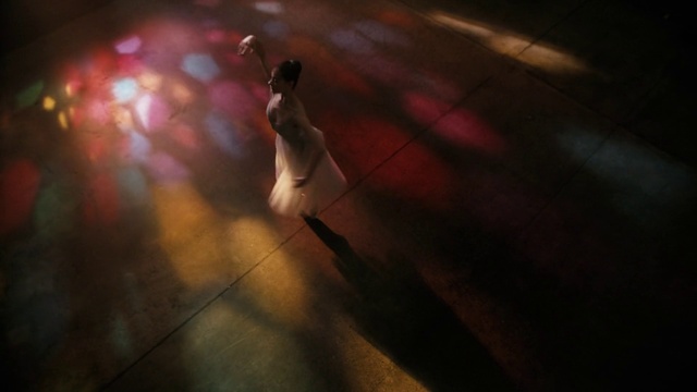 Video Reference: Cloud, Sky, Flash photography, Entertainment, Performing arts, Flooring, Recreation, Performance art, Event, Music