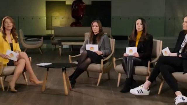 Video Reference: Shoe, Leg, Comfort, Thigh, Event, Picture frame, Knee, Human leg, Conversation, Leisure