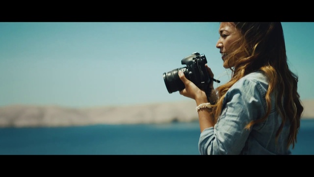 Video Reference: Photographer, Sky, Water, Digital camera, Reflex camera, Camera lens, Flash photography, Camera accessory, Camera, Happy