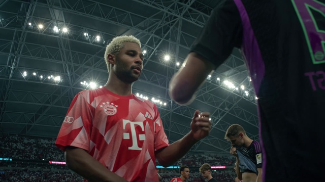 Video Reference: Shirt, Muscle, Sports uniform, Jersey, Gesture, Player, T-shirt, Shorts, Entertainment, Sportswear