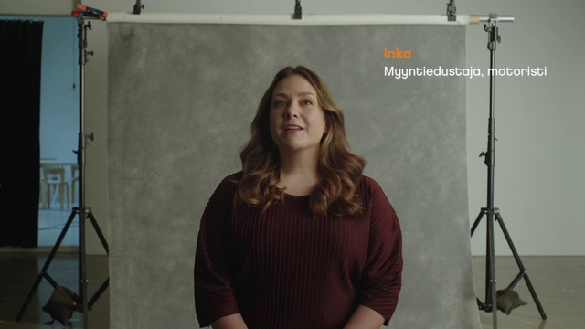 Video Reference: Sleeve, Flash photography, Standing, Street fashion, Fashion design, Long hair, Event, Blond, Jewellery, Design