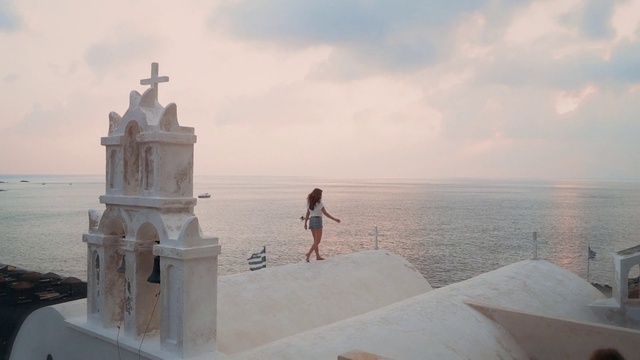 Video Reference: Water, Cloud, Sky, Tower, Building, Horizon, Travel, Finial, Roof, Monument