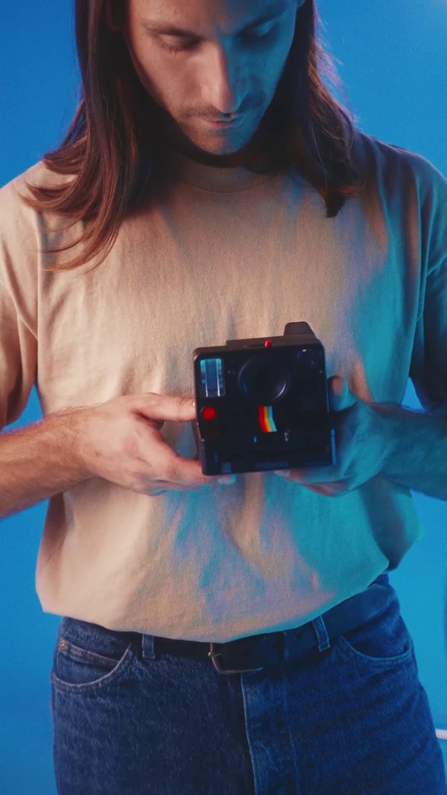 Video Reference: Clothing, Joint, Jeans, Hand, Shoulder, Hairstyle, Arm, Facial expression, Blue, Muscle