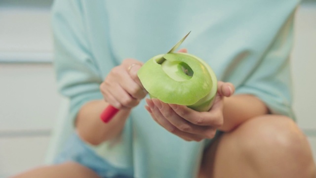 Video Reference: Plant, Granny smith, Fruit, Apple, Natural foods, Gesture, Finger, Tree, Superfood, Produce