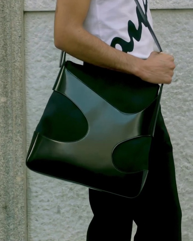Video Reference: Joint, Hand, Shoulder, Luggage and bags, Sleeve, Waist, Gesture, Bag, Grey, Shoulder bag