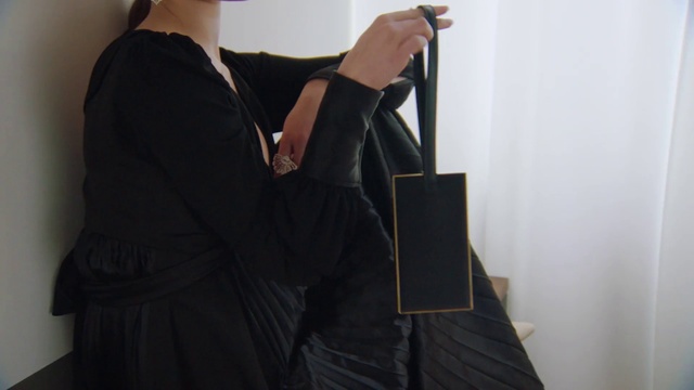 Video Reference: Hand, Arm, Shoulder, Neck, Sleeve, Waist, Gesture, Knee, Grey, Luggage and bags