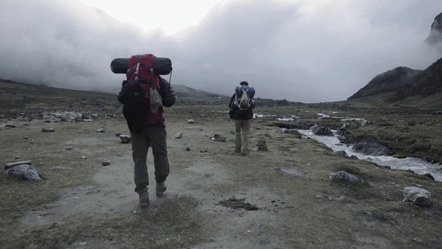 Video Reference: Sky, Cloud, Mountain, Highland, Atmospheric phenomenon, Luggage and bags, Mountain range, Mountainous landforms, Fog, Landscape