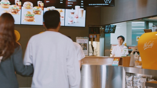 Video Reference: Customer, T-shirt, Event, Job, Cooking, Display device, Service, Room, Fast food restaurant, Trade