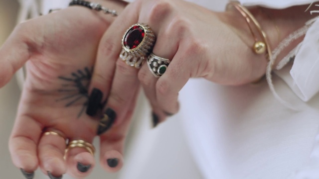 Video Reference: Hand, Body jewelry, Nail polish, Nail, Cosmetics, Finger, Gesture, Thumb, Pink, Nail care