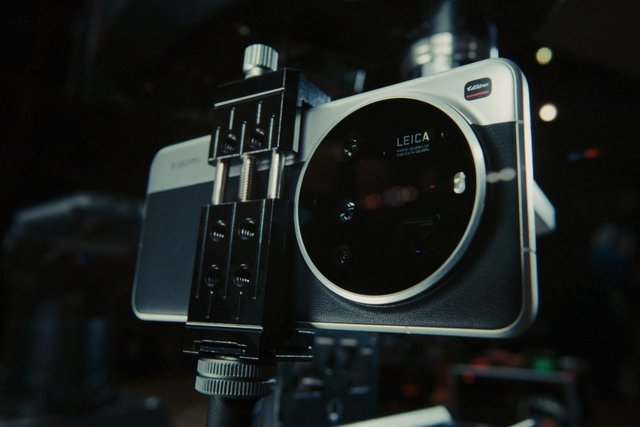 Video Reference: smartphone, camera rig, tripod, lens, close-up, mobile photography, mount, equipment, dark background, bokeh, studio, device, photography, hardware