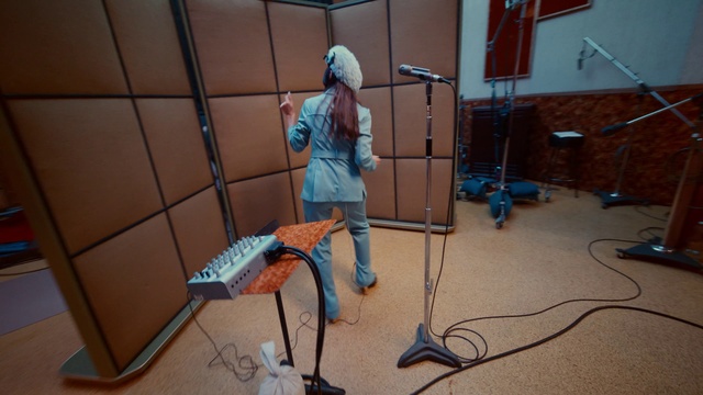 Video Reference: Leg, Wood, Flooring, Floor, Toy, Audio equipment, Electrical wiring, Cleanliness, Machine, Microphone stand