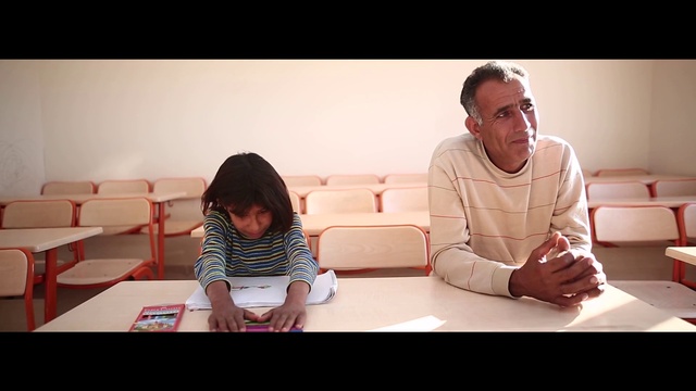 Video Reference: Comfort, Sleeve, Table, Flash photography, Happy, Eyewear, Leisure, Fashion design, Fun, T-shirt