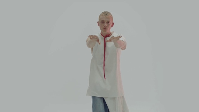 Video Reference: Human body, Neck, Sleeve, Gesture, Elbow, Thumb, Happy, Formal wear, Event, Fashion design