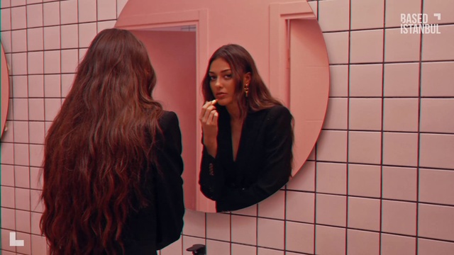 Video Reference: Lip, Mouth, Microphone, Eyelash, Lipstick, Eyewear, Interior design, Pink, Fashion design, Fun